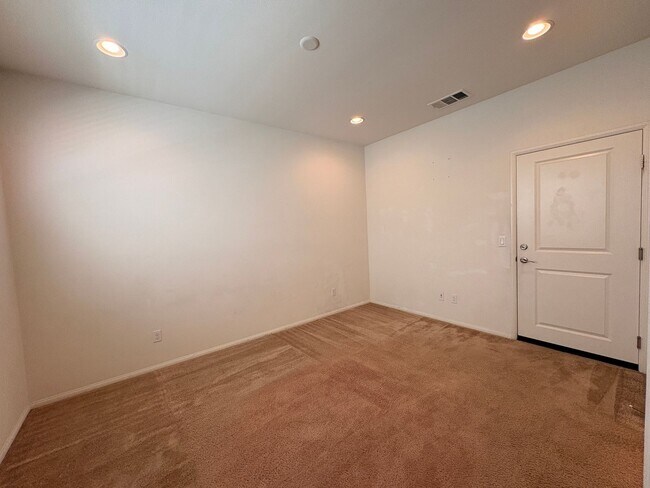 Building Photo - 4 Bed, 4 Bath in Eastvale!