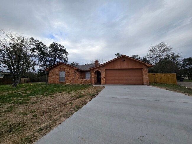 Foto del edificio - Bryan, 3 Bedroom 2 Bath Home, 2 car garage, large back yard and two fireplaces.