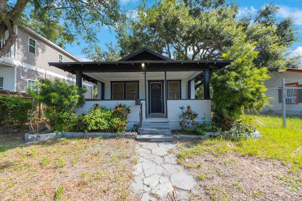 Primary Photo - Spacious 2bdrm/1bath home with detached ga...