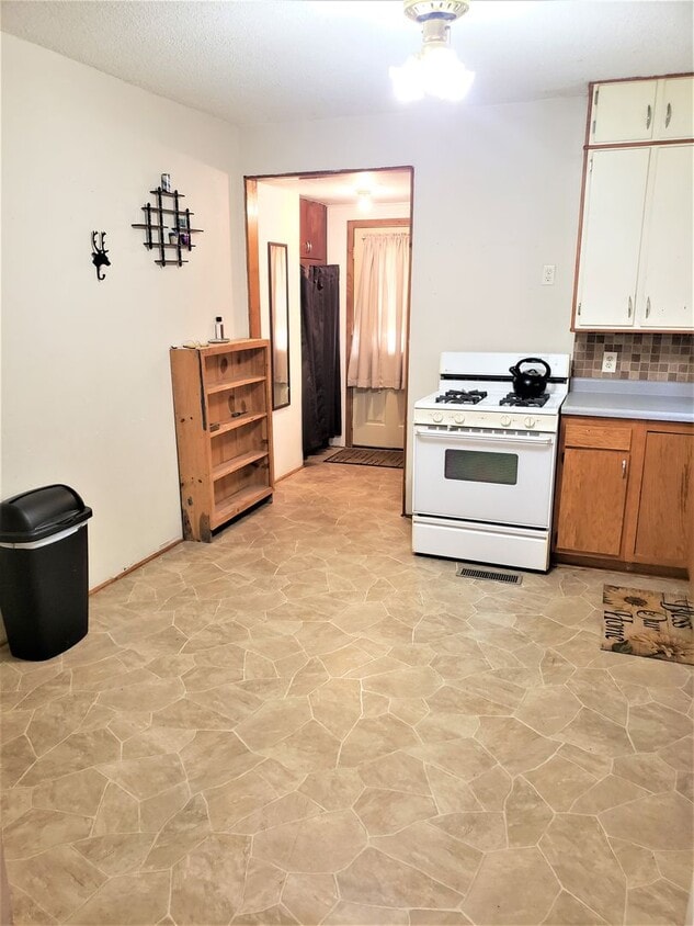 Primary Photo - Cozy 3 bed 1 bath house Available