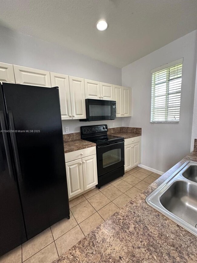 Building Photo - 2041 Nassau Dr