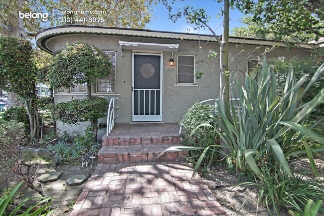 Building Photo - 10907 Moorpark St