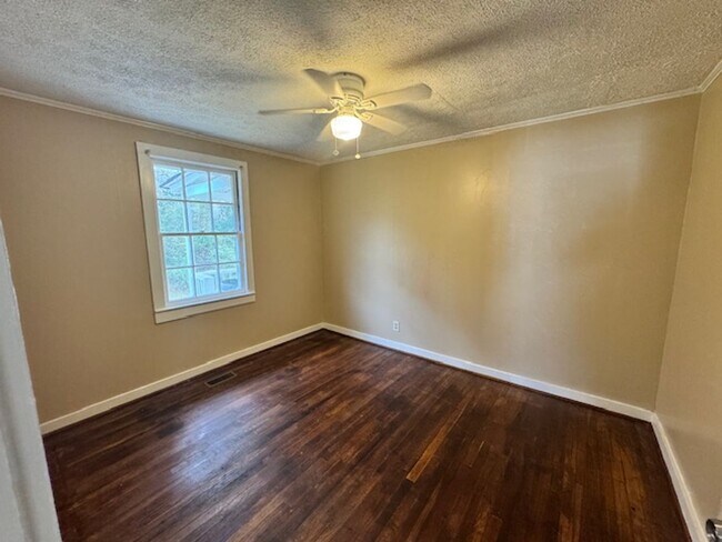 Foto del edificio - 138 Youngs Mill Rd