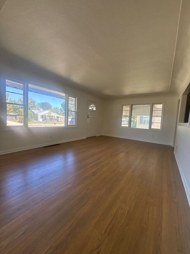Building Photo - Lots of space and flexibility in a convenient Wheat Ridge Location