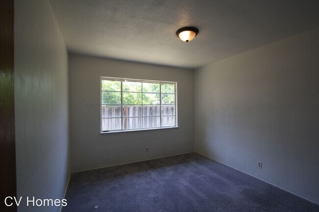 Building Photo - 3 br, 1 bath House - 1025 E. Saginaw Way