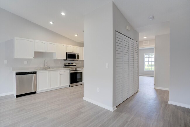Building Photo - 9240 Roan Ln