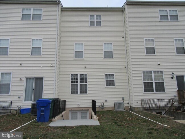 Building Photo - 9609 Lexington Pl