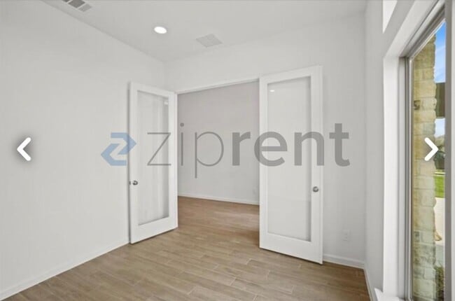 Building Photo - Unit