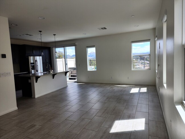 Foto del edificio - Exclusive, 3 bedroom townhome in sought-af...