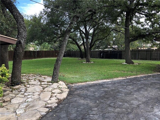 Building Photo - 1902 Lone Oak Dr