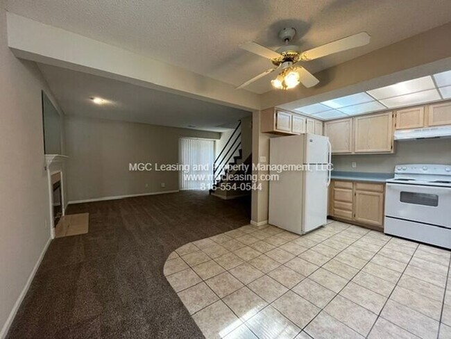 Building Photo - Spacious townhouse available for your July move-in!