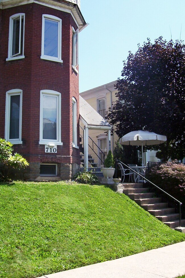 Entrada principal - 710 Market St