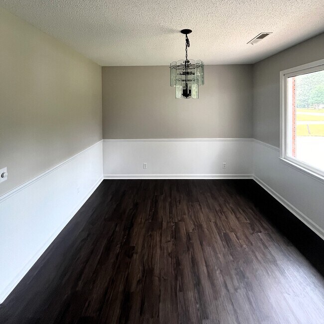 Building Photo - 949 Twin Lakes Dr
