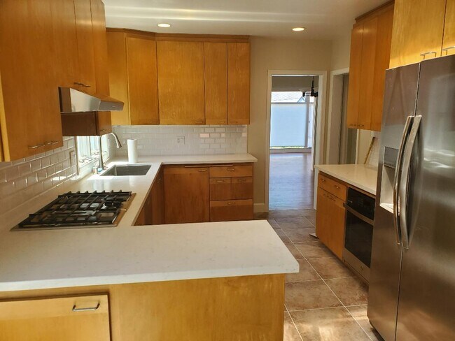 Kitchen - 547 Santa Clara Ave