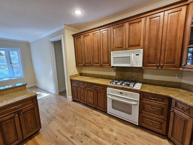 Building Photo - 120 Mossy Ln