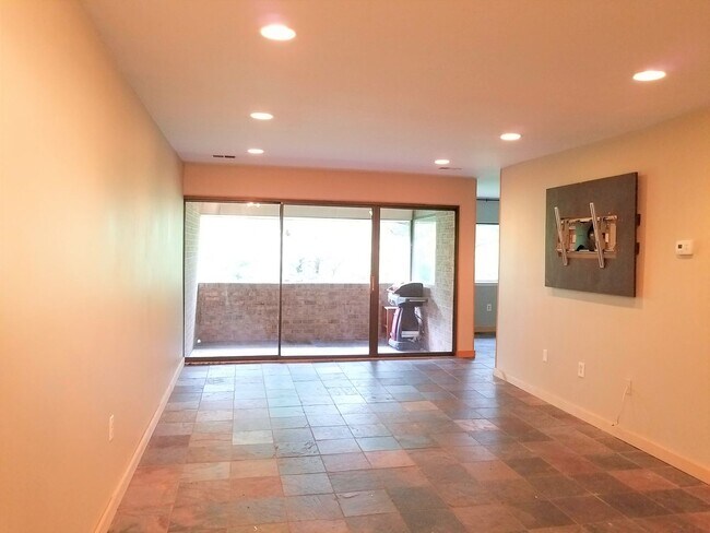 Foto del edificio - Extremely Well Maintained Second Level Condo ready for you to call home!