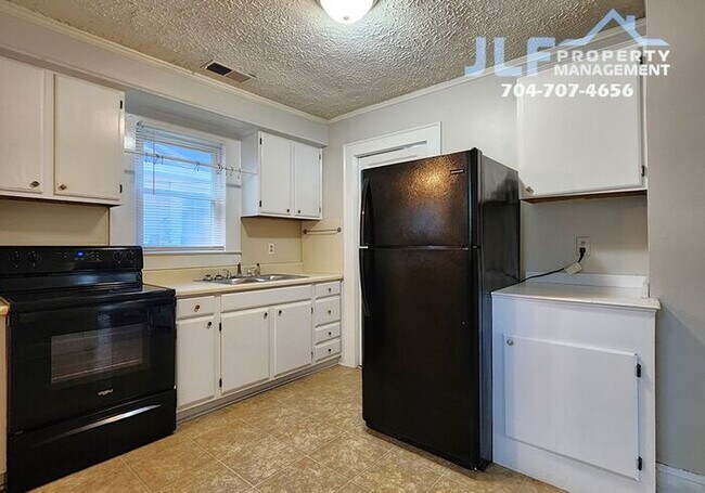 Building Photo - Charming 2Bed /1 Bath Home in Convenient C...