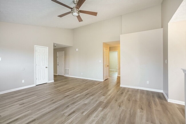 Building Photo - 823 Pine Lake Dr