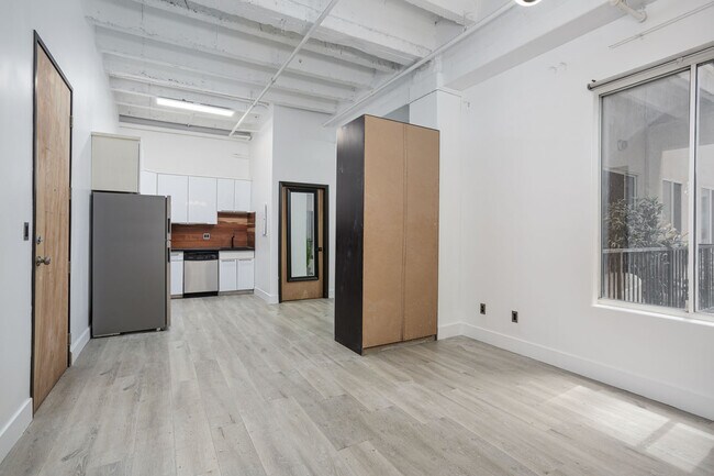 Foto del edificio - 312 W 5th St