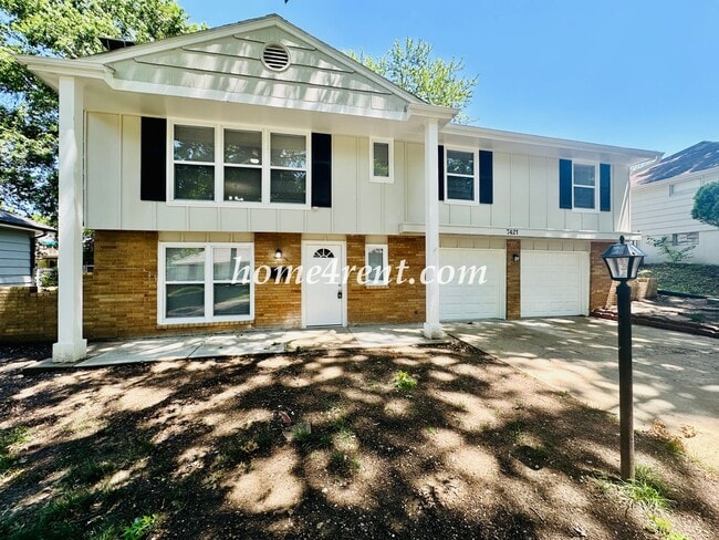 Building Photo - Updated Raytown Ranch w/ Wood Floors, SS Appliances, Finished Basement and a Fenced Yard!