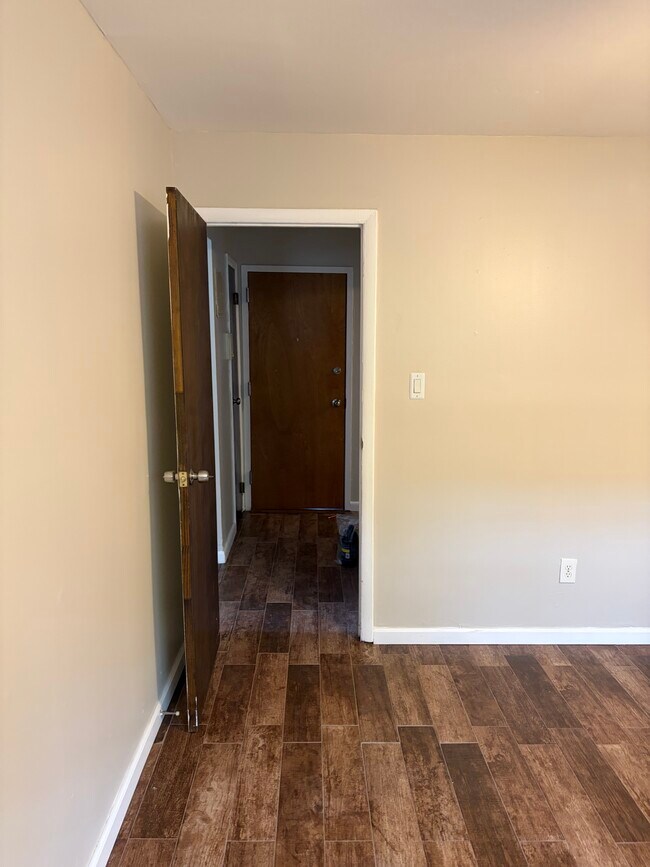 Dormitorio y pasillo - 657 Edison Ave