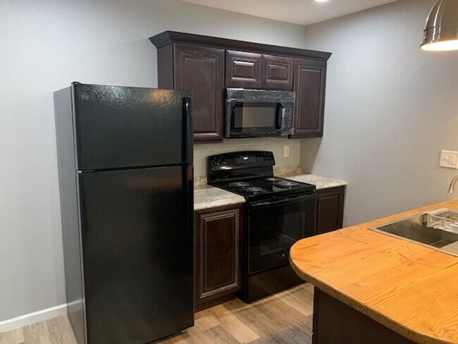 Foto del edificio - Gorgeous 3 Bedroom 2 Full Bath