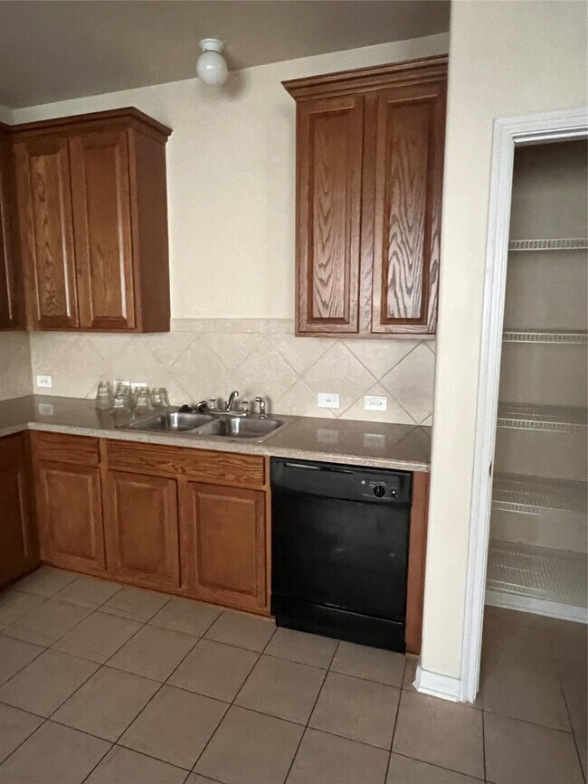 Foto del edificio - 9331 Harts Garden Ln