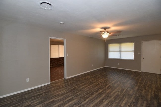 Building Photo - Large 3 Bed/2 Bath in Cul-de-Sac