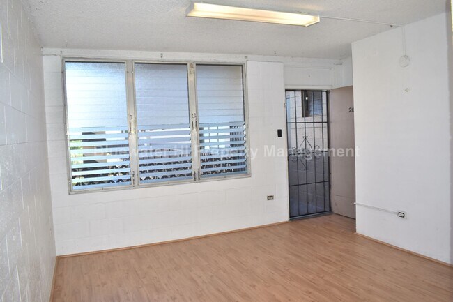 Building Photo - Recently renovated 2/1/1 Pearl Manor Apt. ...