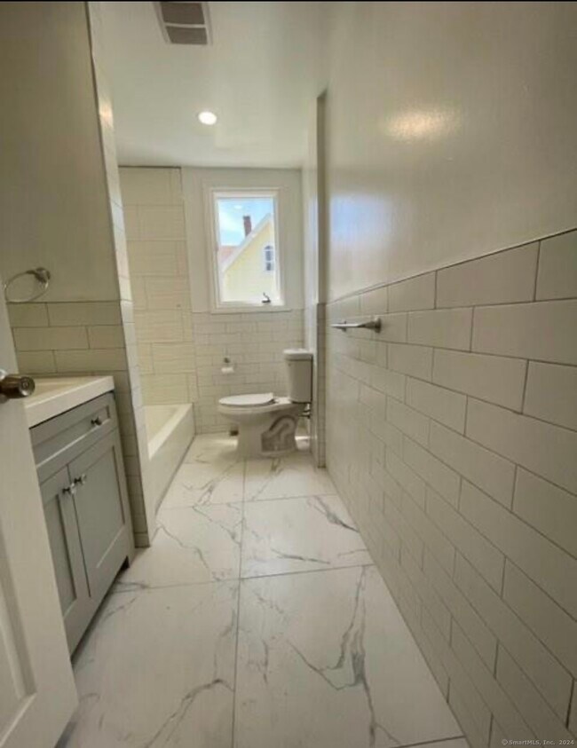 Building Photo - 21 Clover St