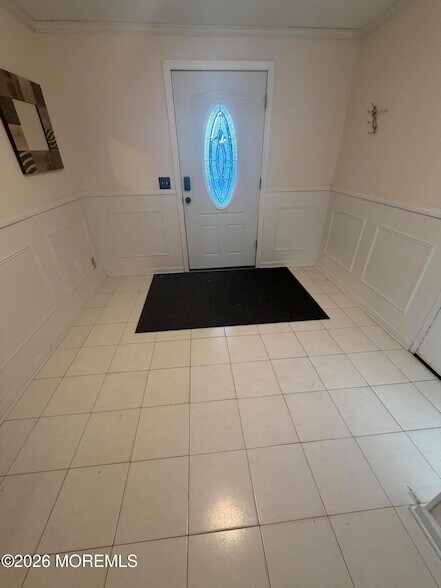 Building Photo - 6 Roslyn Dr