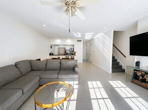 Building Photo - 384 Wilcrest Dr