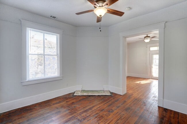 Building Photo - 212 W 39th St