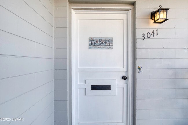 Building Photo - 3041 N Oleander Ave