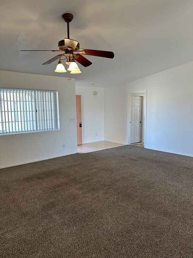 Foto del edificio - Long term - unfurnished - Gated side parki...