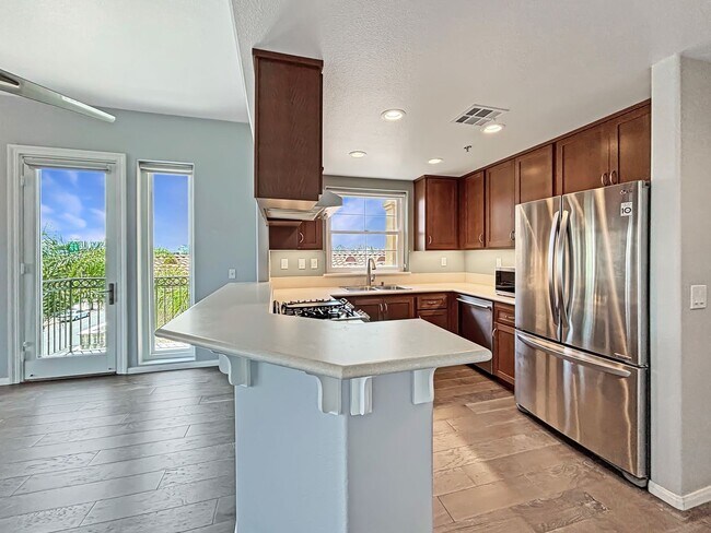 Foto del edificio - Updated 2B/2BA Condo in Hillcrest W/ Parki...