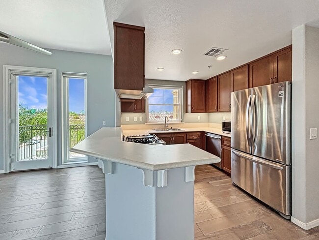 Building Photo - Updated 2B/2BA Condo in Hillcrest W/ Parki...
