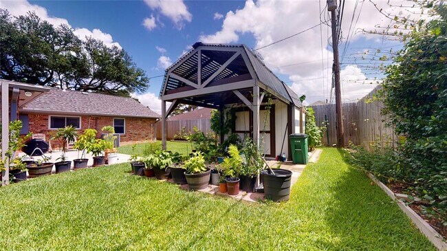 Foto del edificio - 3011 Larknolls Ln