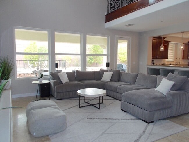 Foto del edificio - Spacious 4 Bed / 5 Bath Two-Story Home wit...