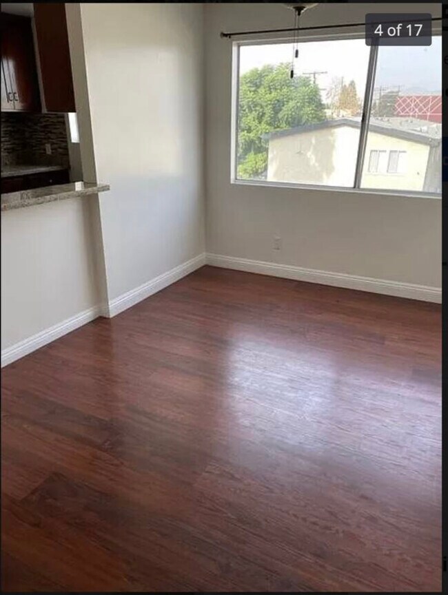 Foto del edificio - 9014 Burnet Ave