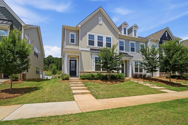 Foto del edificio - Luxury End-Unit Townhome in Desirable Chateau Community