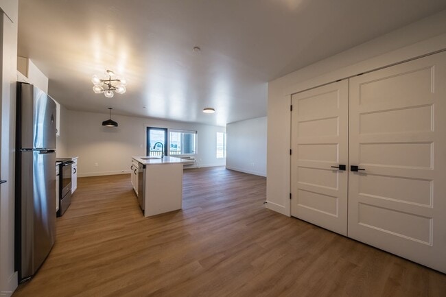 Building Photo - 2 bed 1 bath  Modern Apartment - 1025 sqft