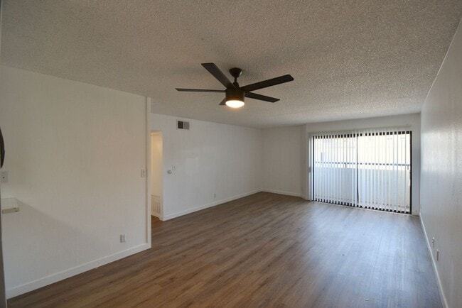 Foto del edificio - 7032 Remmet Ave