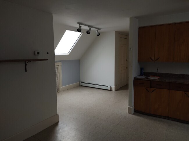 Dine in kitchen area - 11 Highland Ave