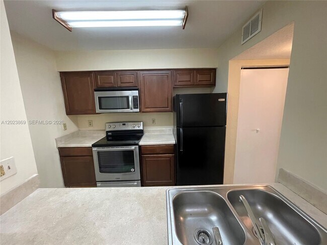 Foto del edificio - 2881 N Oakland Forest Dr