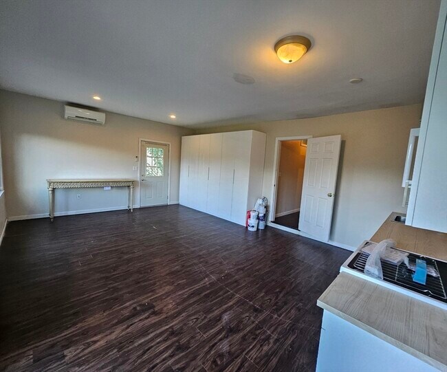 Building Photo - 154 Metropolitan Ave