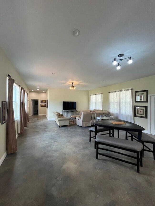 Foto del edificio - Gorgeous Fully Furnished 4BR/3BA Home – Id...