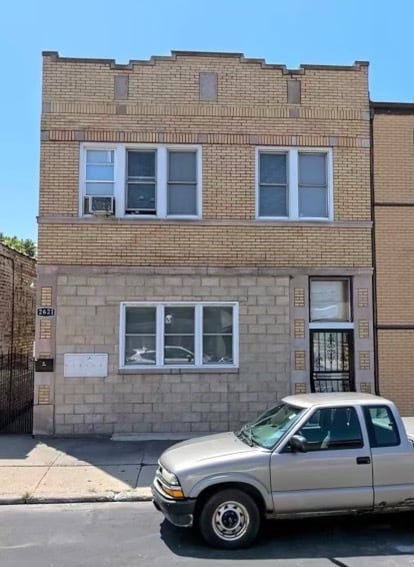 Primary Photo - 2621 W 71st St