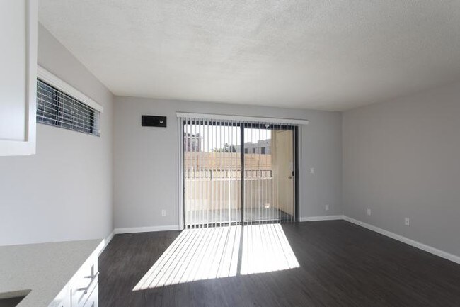 Building Photo - bedroom in San Diego CA 92102