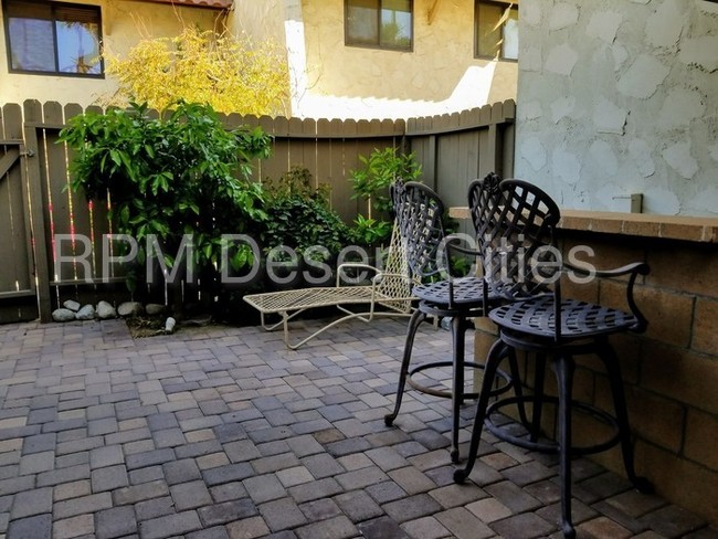 Building Photo - 2 Bedroom Rental is Casa de Oro!